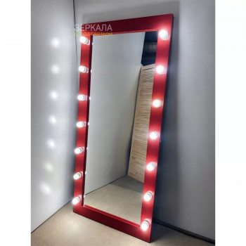 Яркое красное гримерное зеркало с подсветкой лампочками